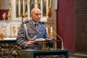 policjant przemawia do uczestników mszy