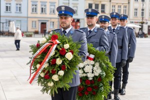 policjanci trzymający wieńce