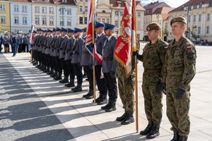 policjanci i żołnierze stoją w szyku