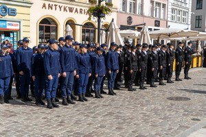 dwie klasy mundurowe stojące w szyku