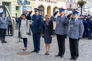 komendanci i zaproszeni goście salutują w stronę pomnika