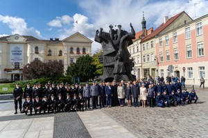 grupowe zdjęcie pod pomnikiem wszystkich uczestników uroczystości