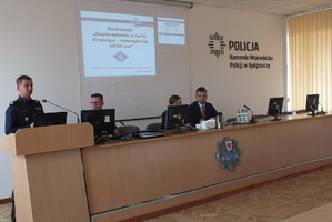 Pierwszy Zastępca Komendanta Wojewódzkiego Policji w Bydgoszczy otwiera konferencję