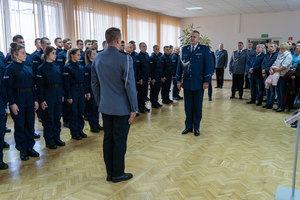 policjant składa meldunek komendantowi