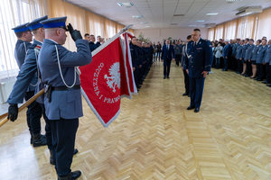 komendant oddaje hołd sztandarowi policji