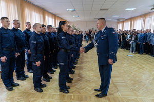 KOMENDANT symbolicznie wita się z policjantami