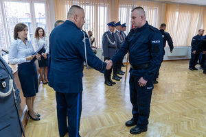 komendant podaję rękę policjantowi