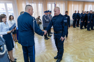 komendant podaję rękę policjantowi