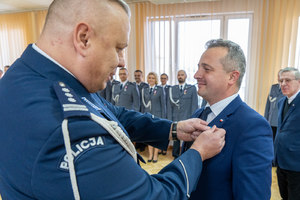 komendant wręcza medal wojewodzie