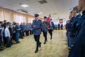 policjanci wyprowadzają sztandar policji