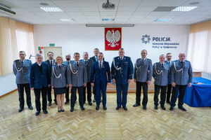 zdjęcie grupowe wyróżnionych policjantów z komendantem