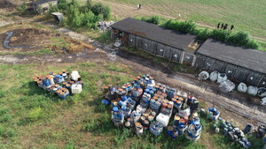 Widok wysypiska śmieci.