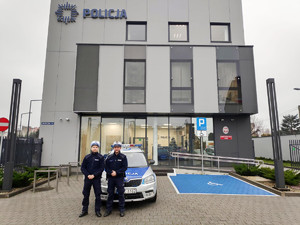 Policjanci, którzy eskortowali potrzebujących