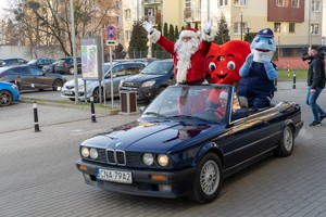 Mikołaj i Polfin jadą kabrioletem do dzieci