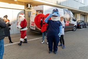 Polfin macha do nas, za nim stoi Serce i Mikołaj