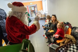 Polfinek i Mikołaj witają się z dziećmi