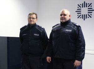 Sierż. szt. Marcin Rutkowski i sierż. szt. Jarosław Płaczkowski, którzy pomogli kobietom