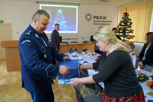 Komendant Wojewódzki Policji w Bydgoszczy przekazuje prezenty zaproszonym gościom