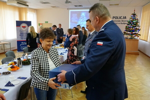 Komendant Wojewódzki Policji w Bydgoszczy przekazuje prezenty zaproszonym gościom