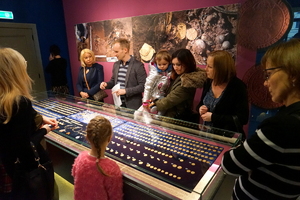 goście oglądają w muzeum odkryty w ubiegłym roku kościelny skarb złotych monet