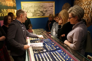 goście oglądają w muzeum odkryty w ubiegłym roku kościelny skarb złotych monet