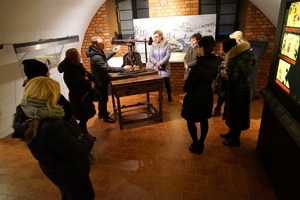 goście zwiedzają muzeum bydgoskiej mennicy