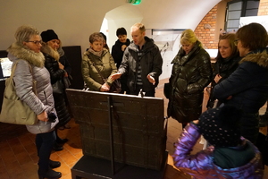 goście zwiedzają muzeum bydgoskiej mennicy