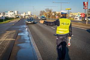 policjant zatrzymuje samochód do kontroli