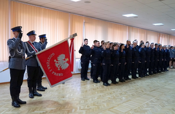 nowo przyjęci policjanci ślubują przy poczcie sztandarowym