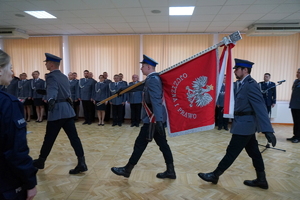 poczet sztandarowy maszeruje