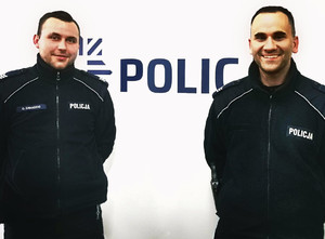 Policjanci z patrolu, w tle napis Policja.