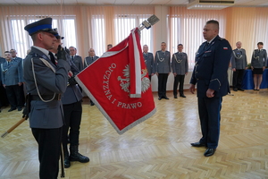 Hołd oddany sztandarowi przez Komendanta.