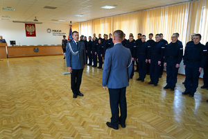 Dowódca uroczystości składa meldunek Komendantowi