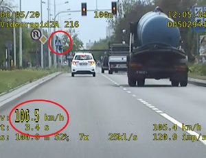 Kadr z nagrania momentu popełnienia wykroczenia przez kierowcę.