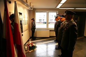 Komendant i Zastępcy przed Tablicą Pamię,eci