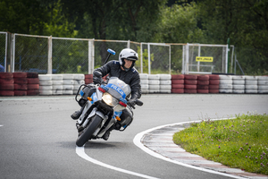 Policjanci trenują technikę jazdy na motocyklach