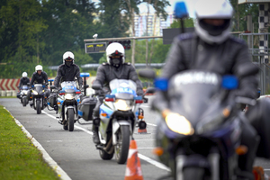 Policjanci trenują technikę jazdy na motocyklach