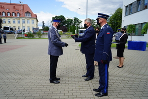 Komendant Wojewódzki Policji w Bydgoszczy wręcza odznaczenia policjantom za długoletnią służbę.