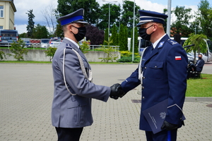 Komendant Wojewódzki Policji w Bydgoszczy wręcza awanse policjantom.