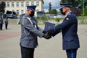 Komendant Wojewódzki Policji w Bydgoszczy wręcza awans policjantowi.