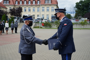 Komendant Wojewódzki Policji w Bydgoszczy wręcza awans policjantowi(2).