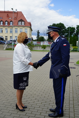 Komendant Wojewódzki Policji w Bydgoszczy wręcza podziękowania pracownicy cywilnej policji.