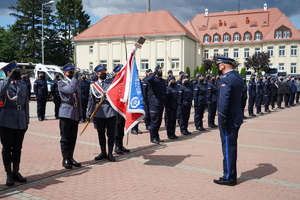 Komendant Wojewódzki Policji w Bydgoszczy oddaje szacunek sztandarowi.