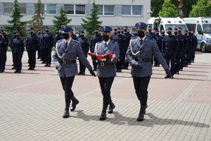 Poczet flagowy  maszerujący z flagą w stronę masztu.