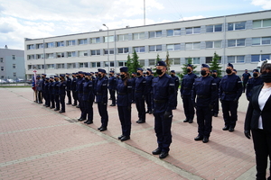 Nowo przyjęci policjanci podczas uroczystości.