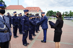 Komendant Wojewódzki Policji w Bydgoszczy wręcza rozkazy personalne policjantom.