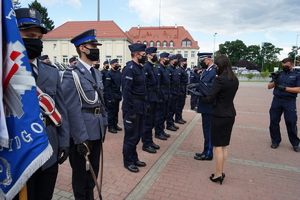 Komendant Wojewódzki Policji w Bydgoszczy wręcza rozkazy personalne policjantom.(2)