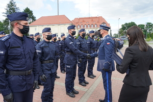 Komendant Wojewódzki Policji w Bydgoszczy wręcza rozkazy personalne policjantom.(3)