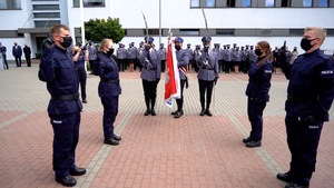 Policjanci ślubujący na sztandar.