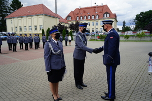 Komendant Wojewódzki Policji w Bydgoszczy wręcza awans dwojgu policjantom.